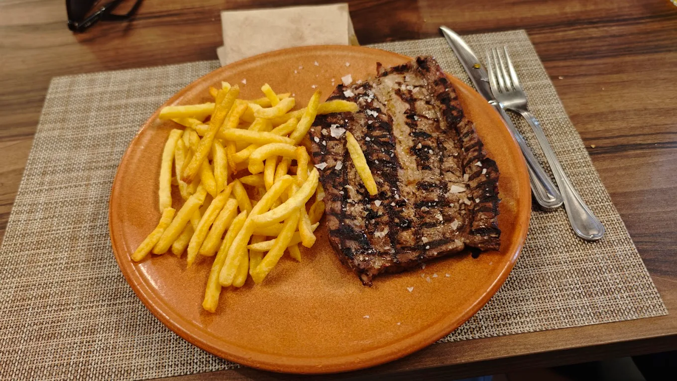 Costillas a la brasa con patatas