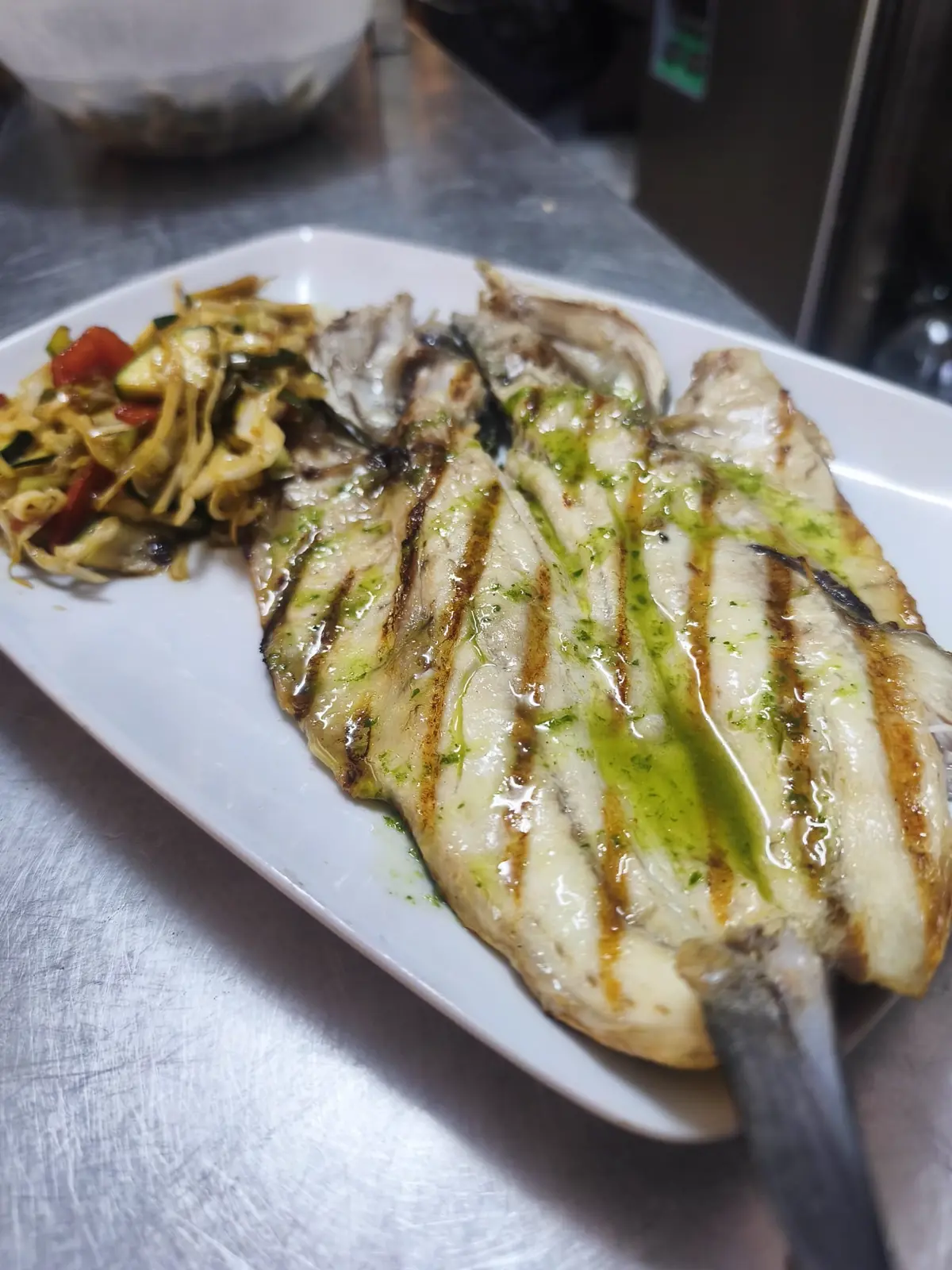 Lubina a la plancha con verduras