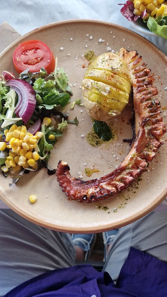 Pulpo a la brasa con patata y ensalada