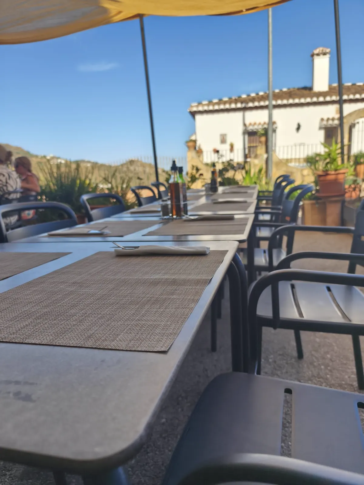 Mesa servida en la terraza con vistas